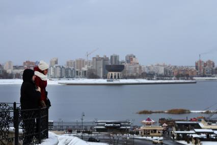 Казань. Туристы любуются видом на реку Казанку и Центр семьи `Казан`.