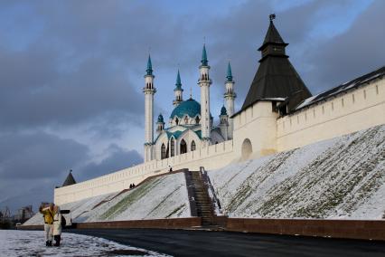 Казань. Вид на музей-заповедник `Казанский Кремль`, мечеть Кул-Шариф.