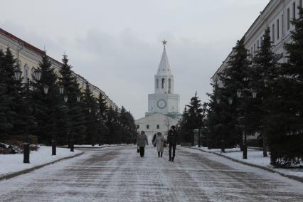 Казань. Вид на Спасскую башню Казанского кремля.