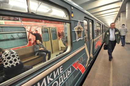 Москва. Пассажиры в вагоне поезда Московского метрополитена с тематическим оформлением`Великие полководцы`.