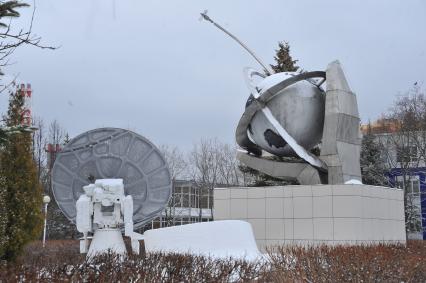 Московская область. Краснознаменск. Скульптурная композиция  `Покорителям космоса`преред зданием ЦУПа.