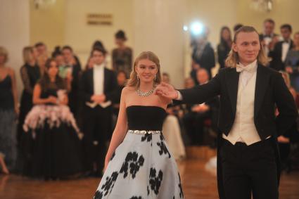 Москва. Дебютантка журнала Tatler дочь режиссера, актрисы Ренаты Литвиновой Ульяна Добровская на балу в Колонном зале Дома союзов.