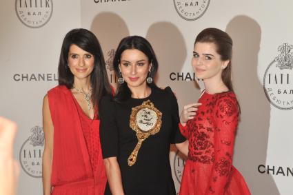 Москва. Главный редактор журнала Tatler Ксения Соловьева, генеральный продюсер канала `Матч ТВ` Тина Канделаки и ее дочь Мелания Кондрахина (слева направо) на Балу дебютанток журнала Tatler в Колонном зале Дома союзов.