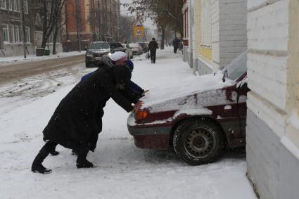 Казань. Женщины толкают машину.