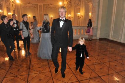 Москва. Фигурист Евгений Плющенко с сыном Александром на Балу дебютанток журнала Tatler в Колонном зале Дома союзов.