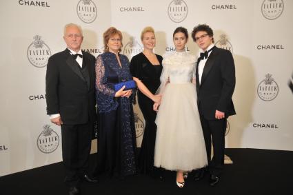 Москва. Дебютантка журнала Tatler дочь политика Бориса Немцова Дина Немцова (вторая справа), сын Б.Немцова Антон и их мать телеведущая Екатерина Одинцова (третья справа) на балу в Колонном зале Дома союзов.