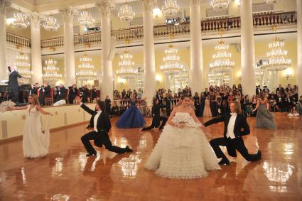 Москва. Дебютантки журнала Tatler дочь певца Дмитрия Маликова Стефания Маликова (слева) и дочь телеведущего Петра Толстого Александра Толстая на балу в Колонном зале Дома союзов.