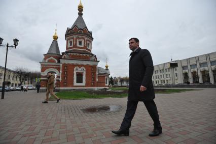 Ярославль. Временно исполняющий обязанности губернатора Ярославской области Дмитрий Миронов на фоне часовни Александра Невского на улице Андропова.