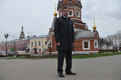 Ярославль. Временно исполняющий обязанности губернатора Ярославской области Дмитрий Миронов на фоне часовни Александра Невского на улице Андропова.