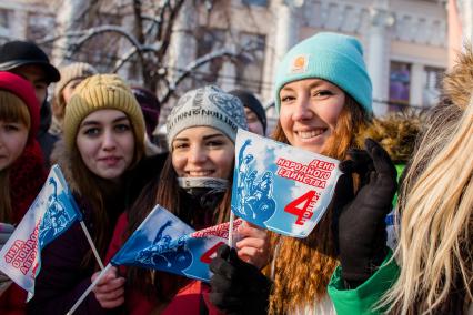 Челябинск. Девушки с флажками на демонстрации в честь Дня народного единства.