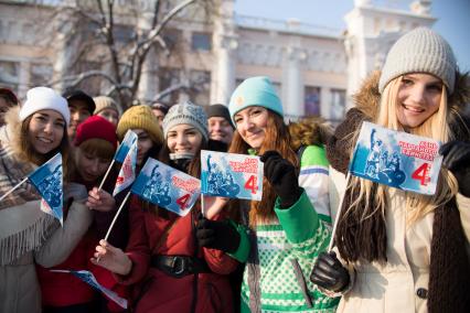 Челябинск. Девушки с флажками на демонстрации в честь Дня народного единства.