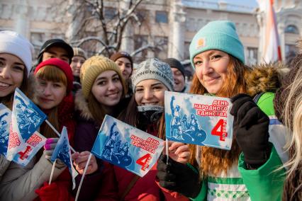 Челябинск. Девушки с флажками на демонстрации в честь Дня народного единства.