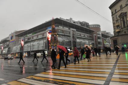 Москва. Прохожие под зонтами у  ТЦ `Европейский` около метро Киевская.