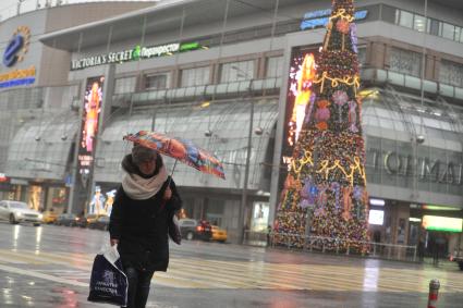 Москва. Новогодняя елка у  ТЦ `Европейский` около метро Киевская.