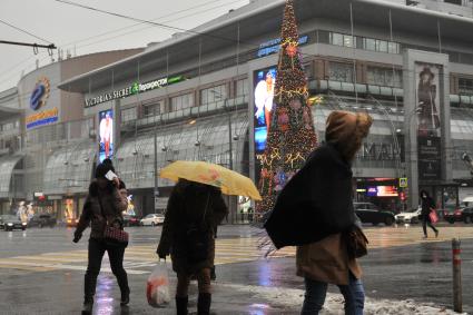 Москва. Прохожие под зонтами у  ТЦ `Европейский` около метро Киевская.