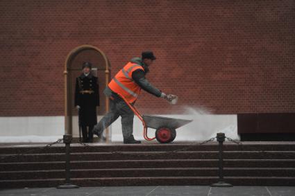 Москва. Сотрудник коммунальных служб рассыпает реагенты возле Могилы Неизвестного Солдата.