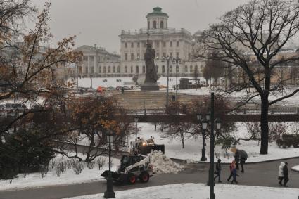 Москва. Уборка снега в Александровском саду.