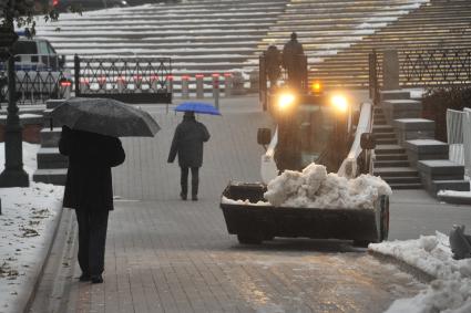 Москва. Уборка снега в Александровском саду.