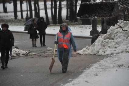 Москва. Уборка снега в Александровском саду.