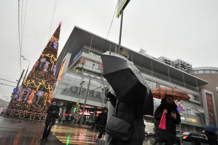 Москва. Прохожие под зонтами у  ТЦ `Европейский` около метро Киевская.