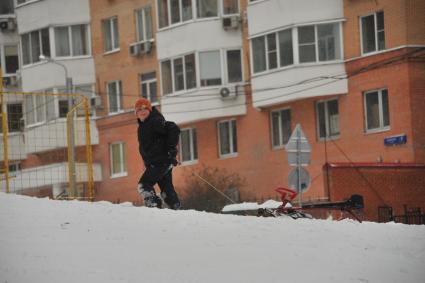 Москва.  Мальчик со снегокатом.