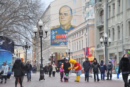 Москва.  Портрет маршала Георгия Жукова на торце дома на Старом Арбате.