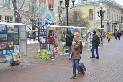 Москва. Девушка с чемоданом на  Старом Арбате.