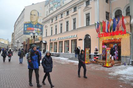 Москва.  Портрет маршала Георгия Жукова на торце дома на Старом Арбате.