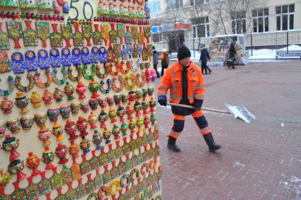 Москва. Дворник убирает снег на Старом Арбате.