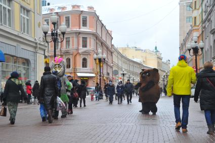 Москва. Ростовые куклы в костюме  Винни Пуха (справа) и Лемура Короля Джулиана  на Старом Арбате.