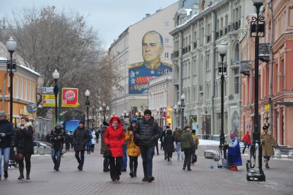 Москва.  Портрет маршала Георгия Жукова на торце дома на Старом Арбате.