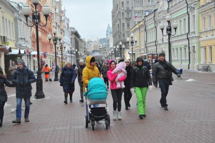 Москва. Прохожие на  Старом Арбате.