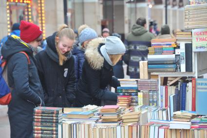 Москва. Торговля книгами на улице.