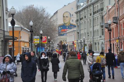 Москва.  Портрет маршала Георгия Жукова на торце дома на Старом Арбате.