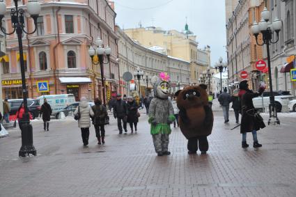 Москва. Ростовые куклы в костюме  Винни Пуха (справа) и Лемура Короля Джулиана  на Старом Арбате.