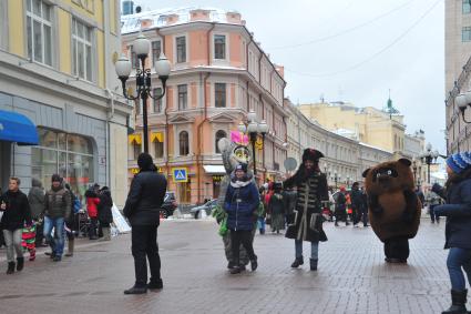 Москва. Ростовые куклы в костюме  Винни Пуха (справа) и Лемура Короля Джулиана  на Старом Арбате.