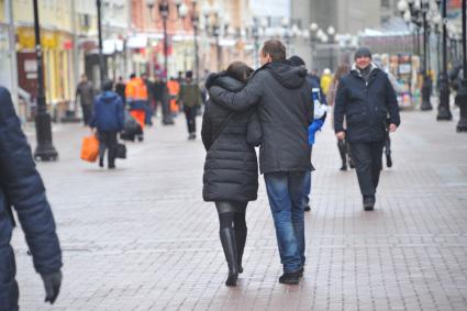 Москва. Молодые люди гуляют по  Старому Арбату.