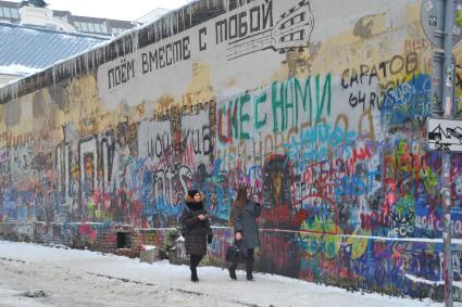 Москва. Девушки у стены памяти Виктора Цоя на  Старом Арбате.