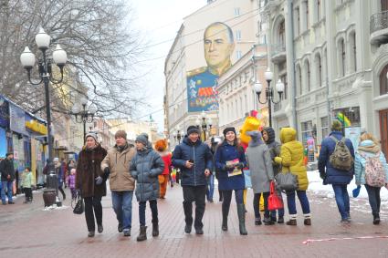 Москва.  Портрет маршала Георгия Жукова на торце дома на Старом Арбате.