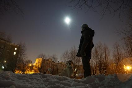 Екатеринбург. Мужчина с собакой во время прогулки наблюдают редкое астрономическое явление - супернулие