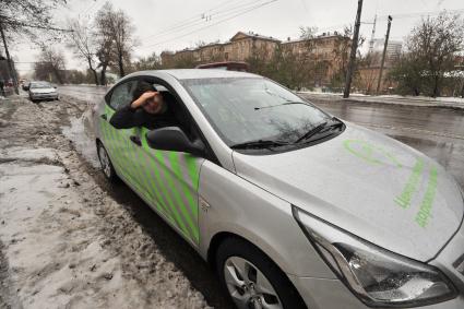 Москва. Корреспондент газеты `Комсомольская правда`  Павел Клоков в автомобиле  паркон  тестирует прибор `Паркрайт`, необходимый для фиксации парковки и остановки в неположенных местах.