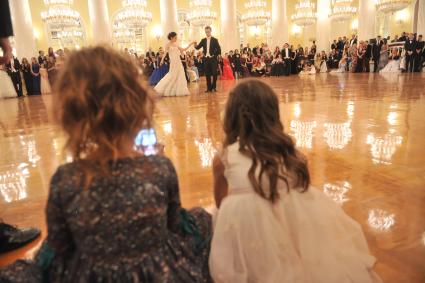 Москва. Дебютантка журнала Tatler внучка народного художника России Бориса Мессерера Мария Мессерер (в центре) на балу в Колонном зале Дома союзов.