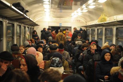 Москва. Пассажиры в электричке Киевского направления.