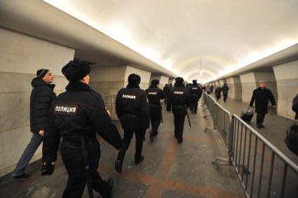 Москва. Сотрудники полиции патрулируют на станции метро `Октябрьская`.