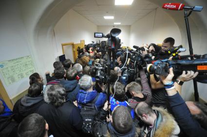 Москва. Журналисты у зала заседаний в Басманном суде, где избирается мера пресечения министру экономического развития РФ Алексею Улюкаеу.