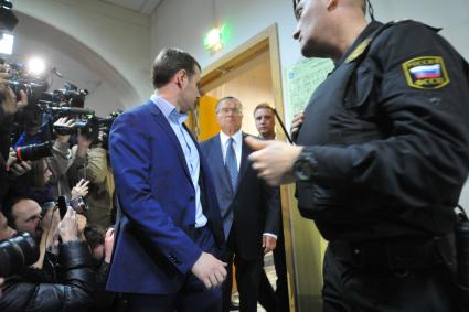 Москва. Министр экономического развития РФ Алексей Улюкаев (в центре) в Басманном суде.