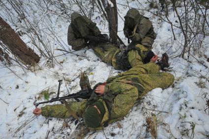 Московская область. Алабино. Солдаты   разведбата Таманской дивизии   во время  учений на полигоне.