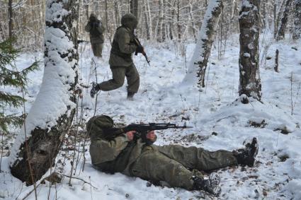 Московская область. Алабино. Солдаты  разведбата Таманской дивизии   во время  учений на полигоне.