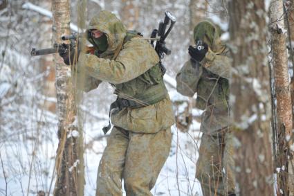 Московская область. Алабино. Солдаты разведбата Таманской дивизии во время учений на полигоне.