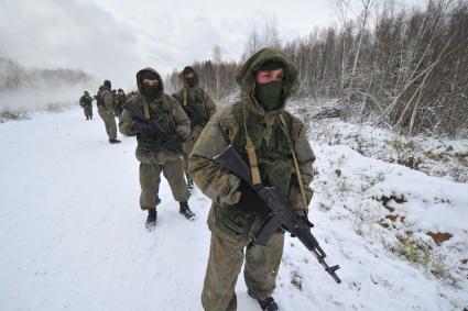 Московская область. Алабино. Солдаты разведбата Таманской дивизии во время учений на полигоне.
